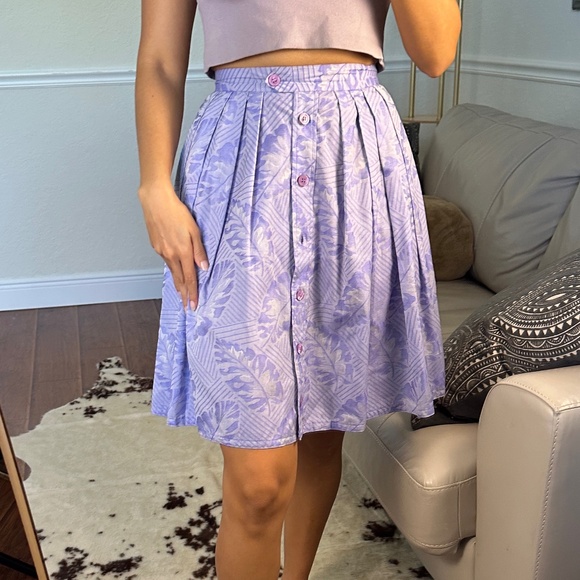 VINTAGE ANNE KLEIN - Pretty lilac skirt, fun leaf print - offset button - size 4 - Picture 1 of 3